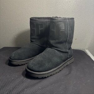 UGG Classic Rubber Logo Short Size 8 Women's Snow Boots Black